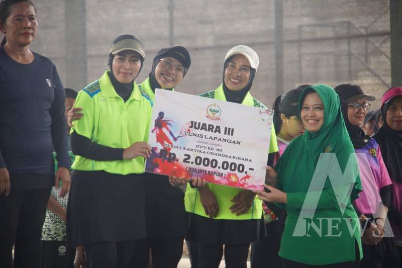 Persit KCK Koorcab Rem 084 di lomba tenis dapat juara 3