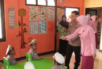 Kapolres Nganjuk AKBP Suria Miftah Irawan bersama Ketua Bhayangkari Ny. Icha Suria Miftah Kunjungi TK Kemala Bhayangkari Nganjuk dan Kertosono