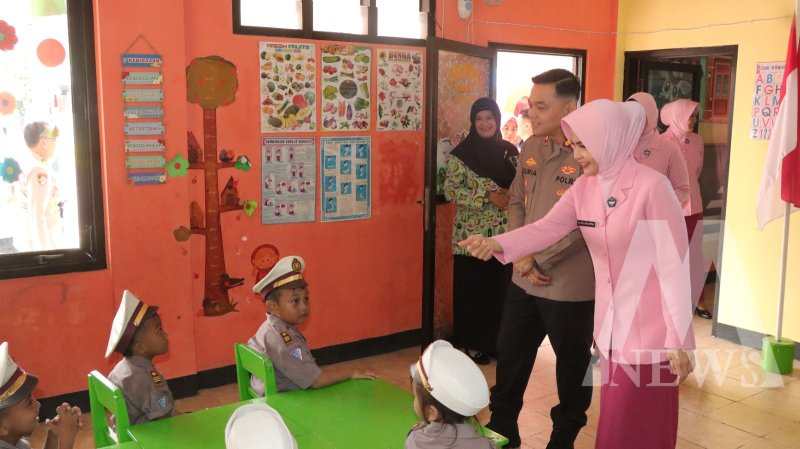 Kapolres Nganjuk AKBP Suria Miftah Irawan bersama Ketua Bhayangkari Ny. Icha Suria Miftah Kunjungi TK Kemala Bhayangkari Nganjuk dan Kertosono