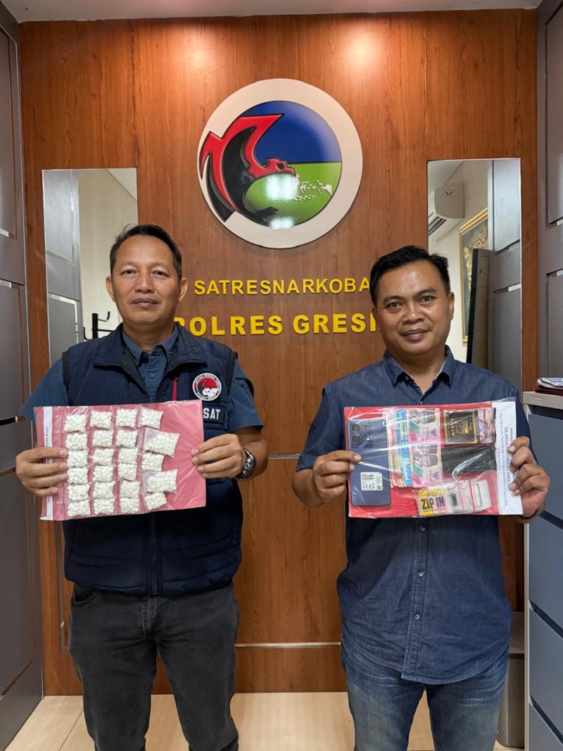 Kasatresnarkoba Polres Gresik AKP Ahmad Yani amankan barang buktinya