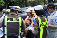 Satlantas Polres Gresik beri coklat pengguna jalan