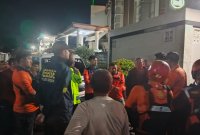 Polisi dan BPBD evakuasi korban terseret arus air