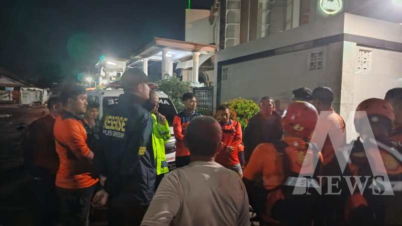 Polisi dan BPBD evakuasi korban terseret arus air