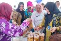 Kaper BKKBN Jatim Maria Ernawati saat tinjau UMKM