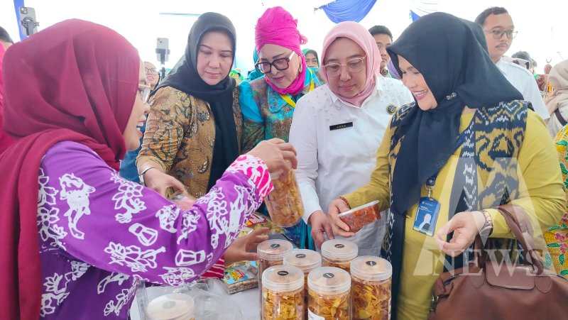 Kaper BKKBN Jatim Maria Ernawati saat tinjau UMKM