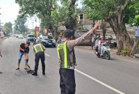 Satlantas Polresta Sidoarjo tambal jalan berlubang