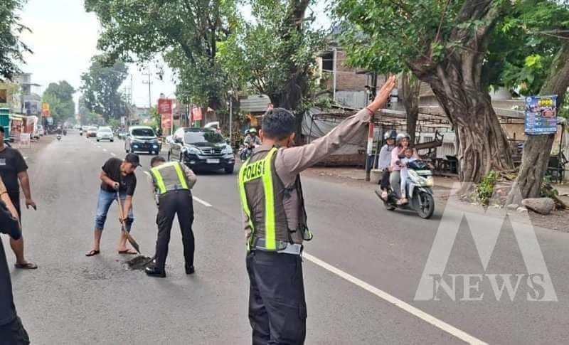 Satlantas Polresta Sidoarjo tambal jalan berlubang