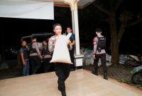 Wakapolres Jember Kompol Ferry Dharmawan bantu salurkan sembako