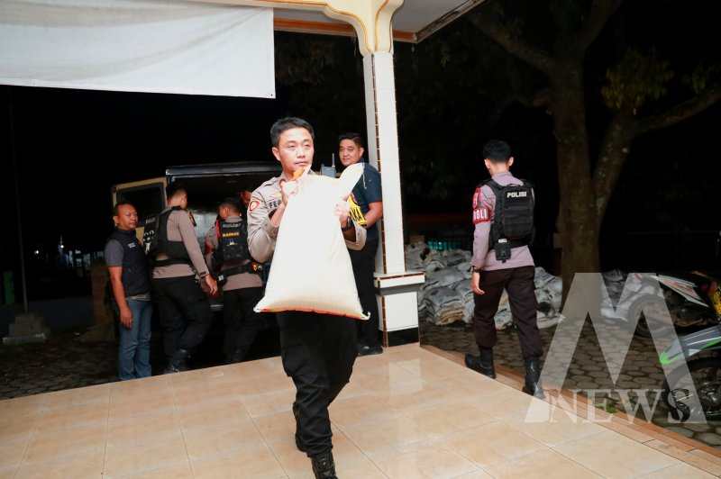Wakapolres Jember Kompol Ferry Dharmawan bantu salurkan sembako
