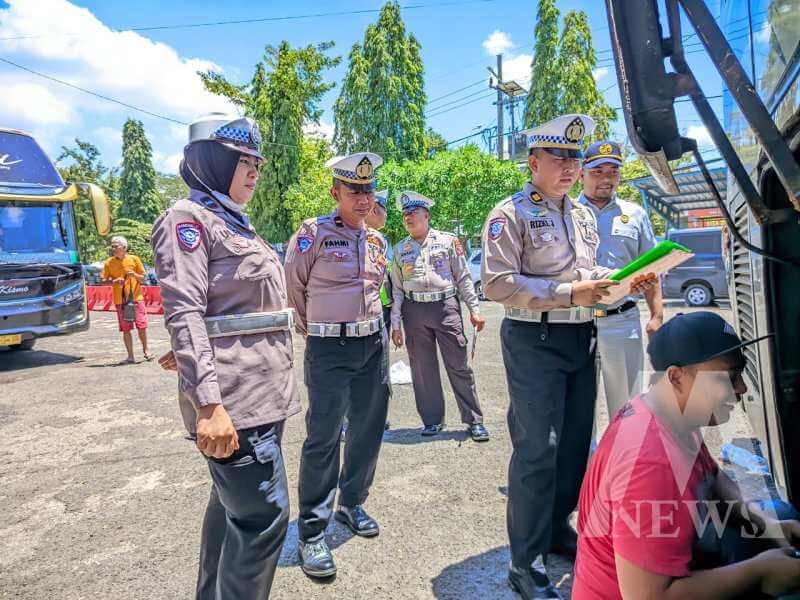 Kasi Standar Cegah Tindak Subditkamsel Ditlantas Polda Jatim AKP Rizki Julianda Putera Buna gelar ramp chek angkutan umum