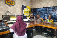 Kasatlantas Polres Pelabuhan Tanjung Perak AKP Imam Sayfudin Rodji sosialisasi tertib berlalulintas