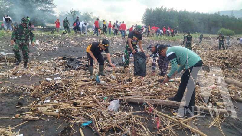 Polres Jember bersihkan pesisir pantai Puger