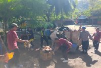 Polres Trenggalek bersih-bersih Pantai Mutiara