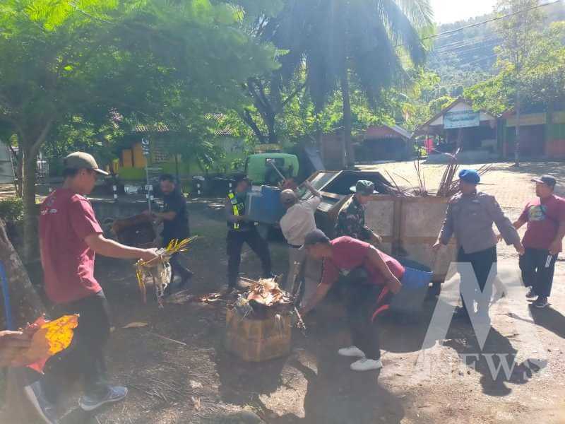 Polres Trenggalek bersih-bersih Pantai Mutiara