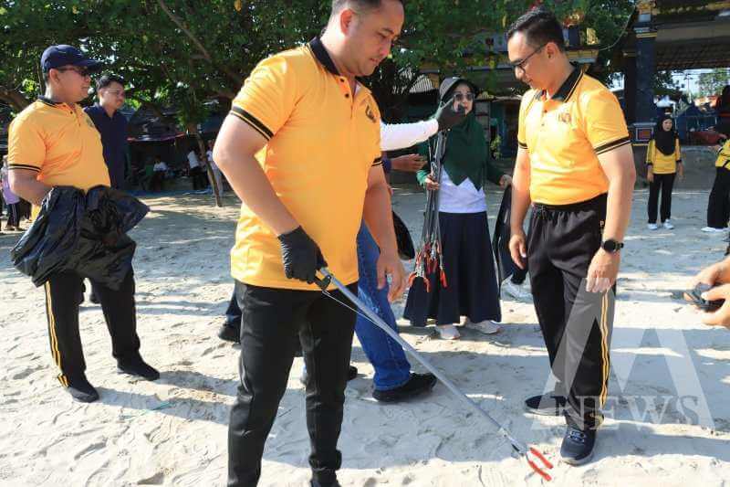 Kapolres Gresik AKBP Ramadhan Nasution ikuti bersih-bersih pantai Dalegan