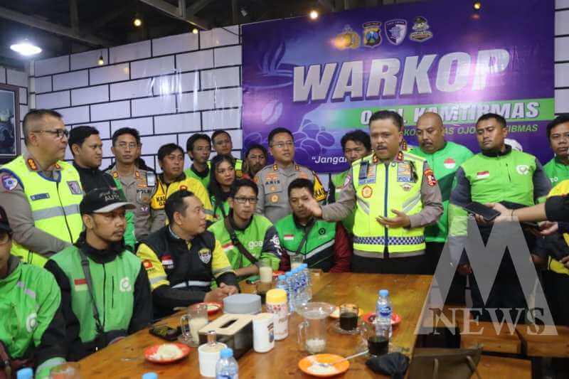 Kakorlantas Polri Irjen Pol Agus Suryonugroho bersama Ojol