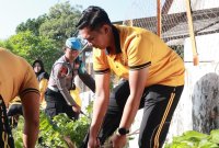 Polda Jatim bersih-bersih lingkungan