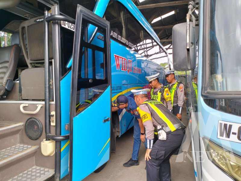 Satlantas Polres Lamongan ramp check bus pariwisata