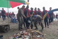 Pusdik Brimob bersih-bersih pantai Pasir Putih Situbondo