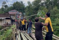 Polres Ponorogo perbaiki jembatan di Ngebel
