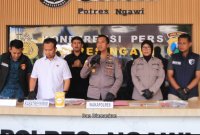 Wakapolres Ngawi Kompol Rizki Santoso tunjukkan barang buktinya
