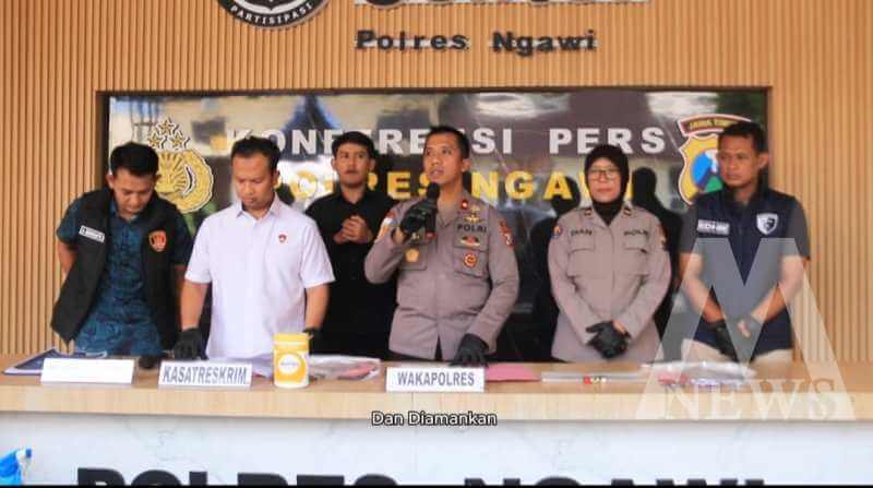 Wakapolres Ngawi Kompol Rizki Santoso tunjukkan barang buktinya
