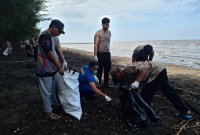 Polres Probolinggo dan warga bersih-bersih tempat wisata pantai