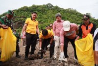 Polres Jember AKBP Bobby Adimas Condroputra ikut bersih-bersih pantai Watu Ulo