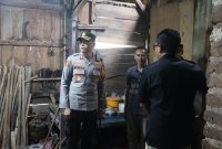 Kapolres Pacitan AKBP Ayub Diponegoro Azhar tinjau rumah warga korban gempa