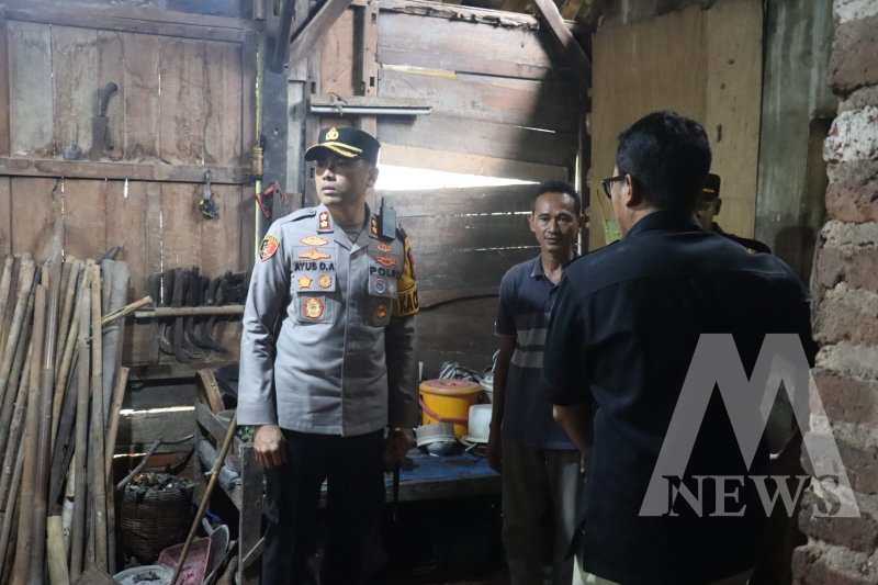Kapolres Pacitan AKBP Ayub Diponegoro Azhar tinjau rumah warga korban gempa