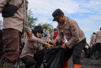 Polres Lumajang bersih-bersih di pantai Watu Pecak
