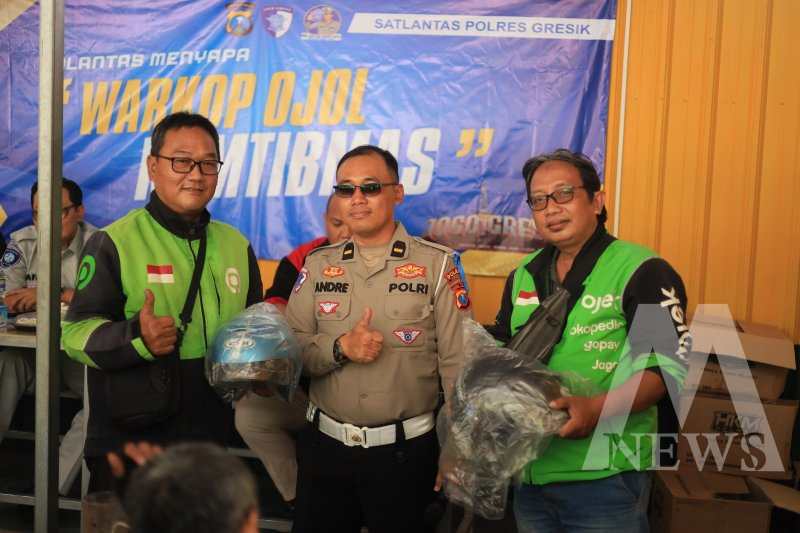 Kanit Kamsel Ipda Andreas Dwi Anggoro Polres Gresik bersama Driver Ojol