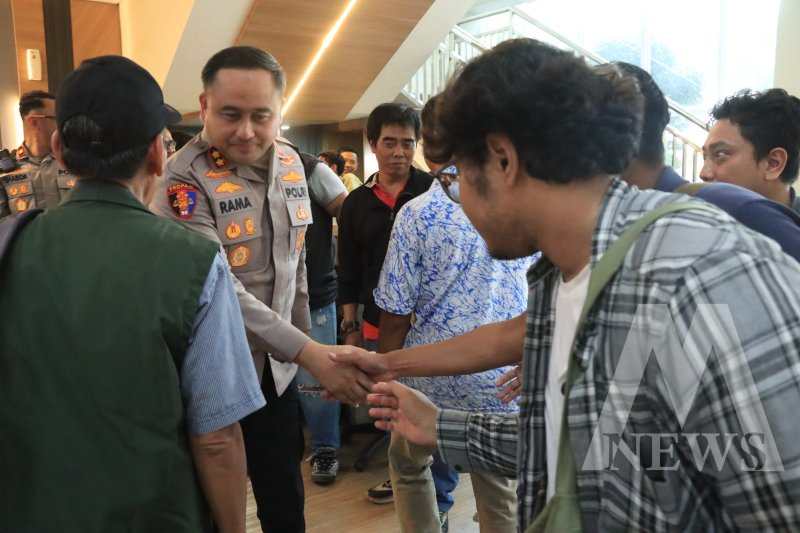 Kapolres Gresik AKBP Ramadhan Nasution disambut awak media
