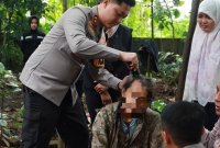 Kapolres Jember AKBP Bobby Adimas Condroputra cukur rambut tuna wisma