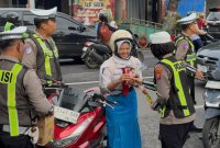Satlantas Polres Ponorogo beri cokelat pengguna jalan
