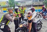 Satlantas Polres Lumajang bagi coklat ke pengendara tertib lalin