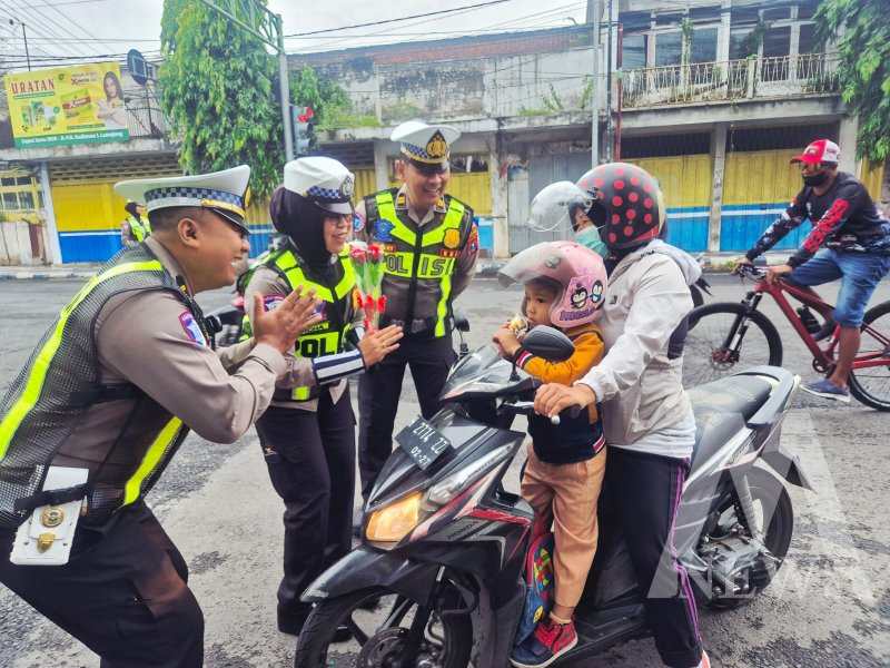 Satlantas Polres Lumajang bagi coklat ke pengendara tertib lalin