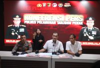 Kasatresnarkoba Polres Pelabuhan Tanjung Perak AKP Adik Agus Putrawan didampingi Kasi Humas Iptu Suroto