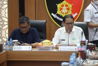 Dirreskrimsus Polda Jatim Kombes Pol Roy H.M. Sihombing bersama Deputi III Badan Pangan Nasional (Bapanas) RI Andriko Noto Susanto