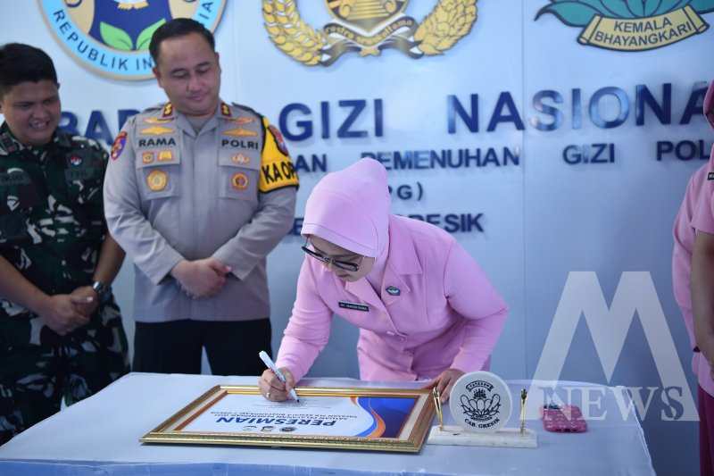 Ketua Bhayangkari cabang Gresik Ny. Yanggi Ramadhan resmikan SPPG Polri di Bedilan