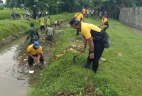 Gotong Royong Polsek Baron di Desa Jekek