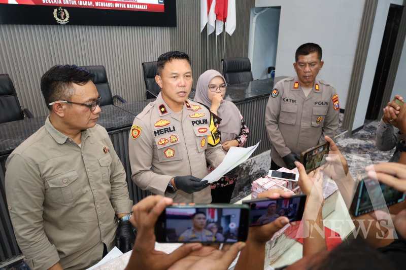 Wakapolres Trenggalek Kompol Herlinarto berikan keterangan 