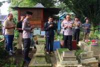 Kapolresta Malang Kota Kombespol Putu Kholis Aryana ziarah makam korban tragedi Kanjuruhan