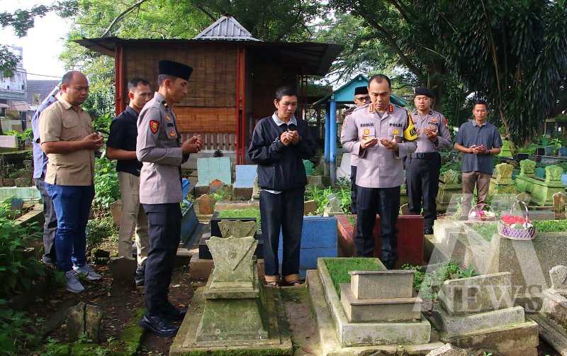 Kapolresta Malang Kota Kombespol Putu Kholis Aryana ziarah makam korban tragedi Kanjuruhan
