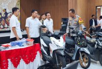Wakapolresta Sidoarjo AKBP M. Zainur Rofik amankan pelaku beserta barang buktinya