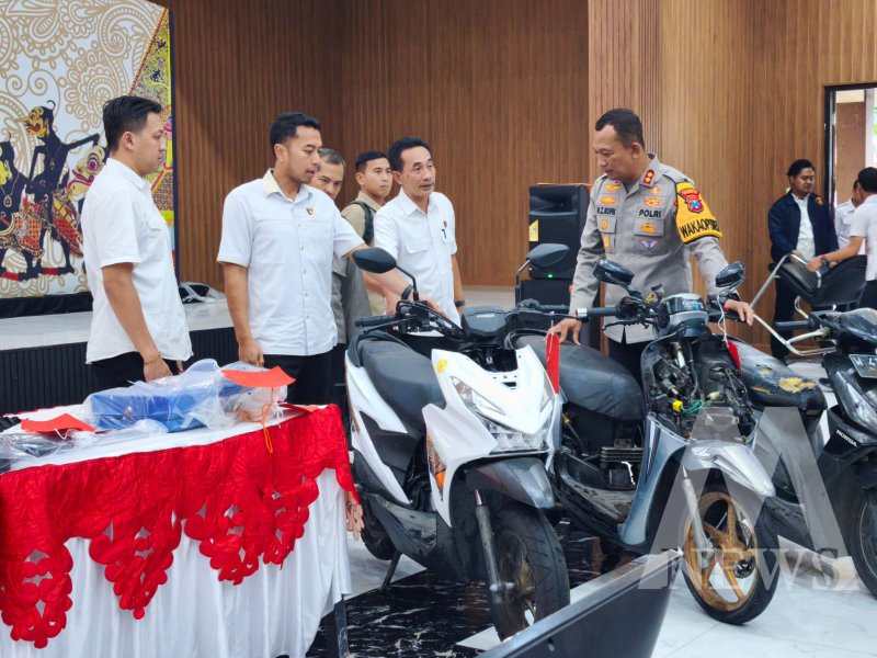 Wakapolresta Sidoarjo AKBP M. Zainur Rofik amankan pelaku beserta barang buktinya