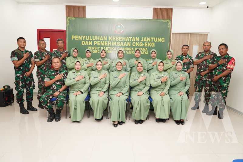 Persit KCK Koorcab Rem 084 dalam acara penyuluhan jantung dan skrining