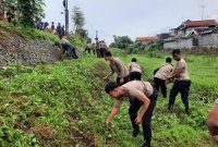 Personil Polres Nganjuk bersihkan jembatan dan sungai
