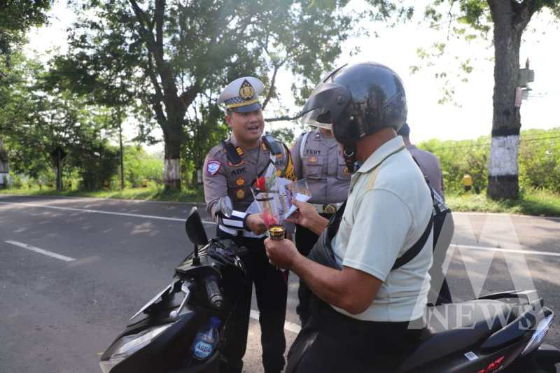 Satlantas Polres Magetan berikan bunga dan ice cream ke pengguna jalan