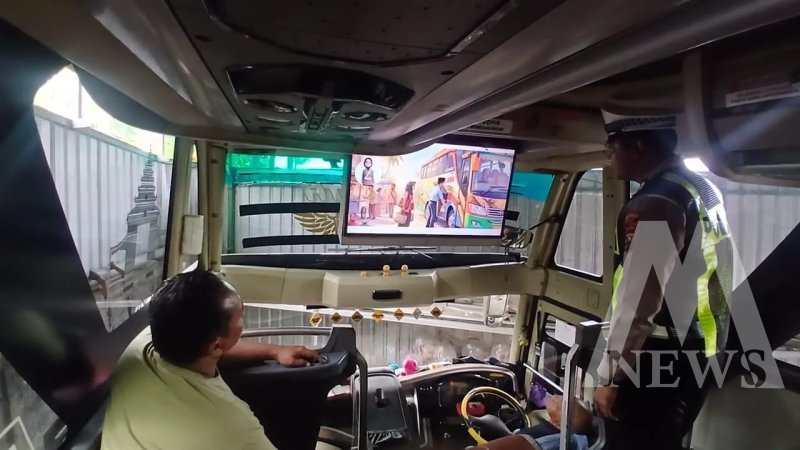 Satlantas Polres Gresik gelar ramp check bus pariwisata di kawasan Sunan Giri